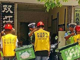 云南开展“一盔一带”守护行动：民警上门教外卖小哥戴头盔保安全