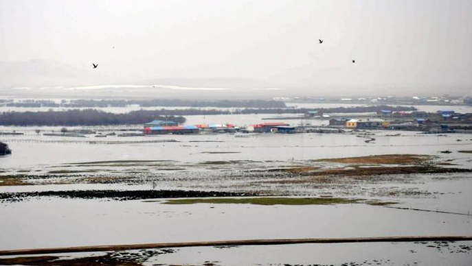 内蒙古连降暴雨致两座水库决堤：洪水奔涌而下冲垮国道