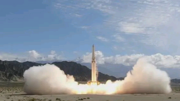 中国火箭军成功发射两枚新型导弹