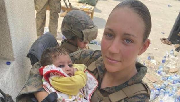 美军宣传照上那个抱婴儿的女兵被炸死了