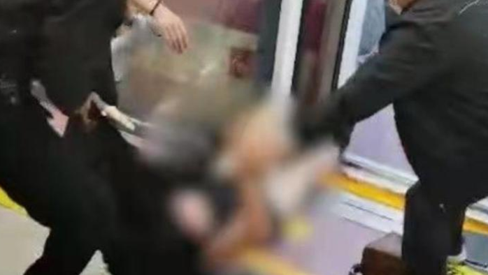 央视：西安地铁保安拖拽女乘客不通情也不合理