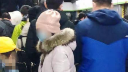 北京地铁上一女子让孩子当众下跪引争议