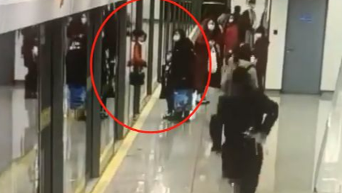 上海地铁回应女乘客下车时被屏蔽门夹住后不幸身亡：深感痛惜