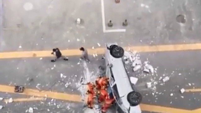 上海一辆蔚来测试车从高处坠下，两名试车员不幸身亡
