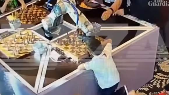 俄罗斯一男孩因下棋犯规被机器人折断手指，“这是极其罕见的事件”
