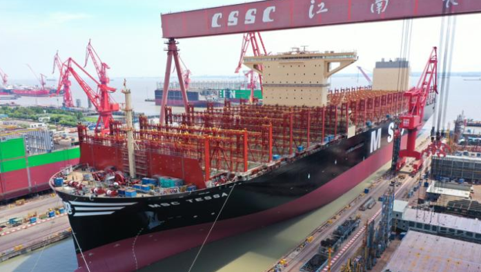 破纪录！世界最大集装箱船在上海出坞