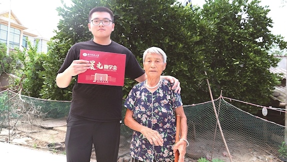 年少痛失双亲 亲人助他成功考上华中科技大学 “奶奶养我小，我要养她老”