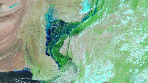巴基斯坦洪水在该国形成100公里宽“内陆湖”