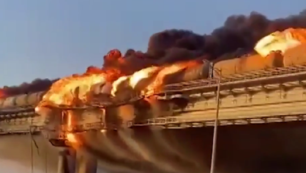 克里米亚大桥火灾最新进展：起火车体被拖走 暂无人员伤亡