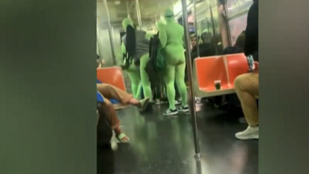 纽约多名绿色连体衣女子地铁上抢劫，此前有人称自己莫名被“外星人”殴打
