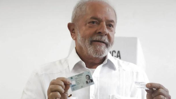 卢拉在2022年巴西总统选举中获胜，曾连任两届总统