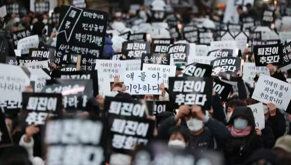 韩民众举行踩踏事故遇难者追悼集会，有人喊话尹锡悦“辞职就是追悼”