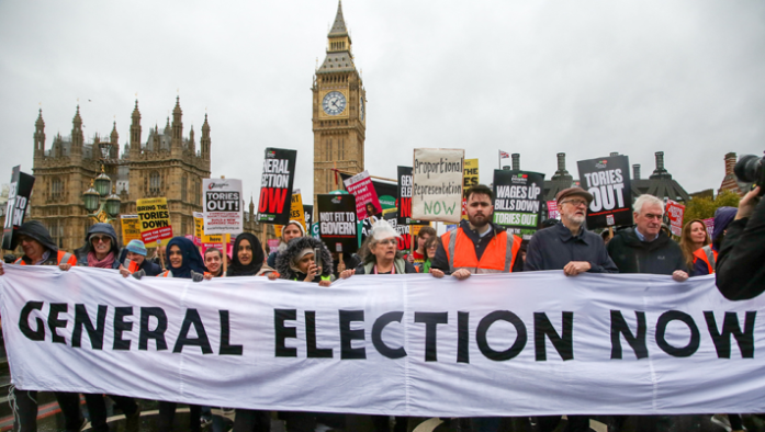 英国伦敦爆发数千人抗议活动：生活成本过高，要求立即大选