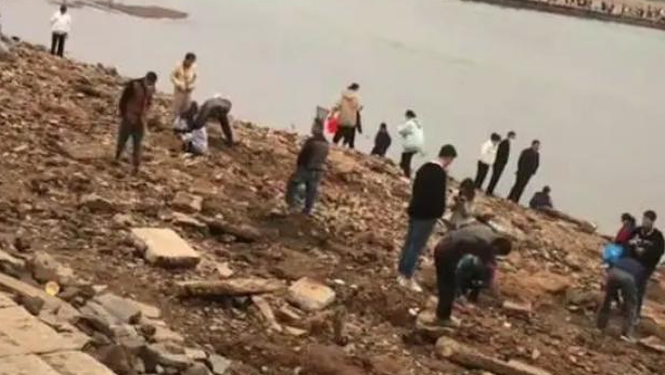 江西赣州数百人到河滩挖宝，还有人带金属探测器，当地发紧急通告