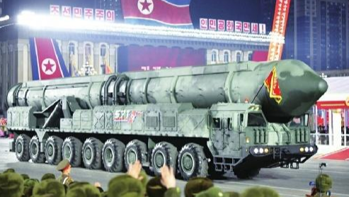 朝鲜庆祝人民军建军75周年，金正恩父女首度同台阅兵 洲际弹道导弹“几何倍增长”