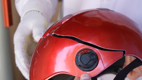 部分头盔成戴在头上的刀片 头盔质量不过关导致受伤事故频发