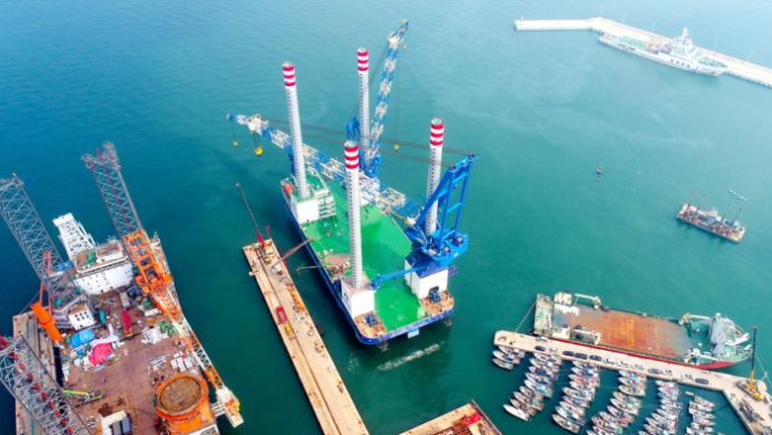 山东青岛：1200吨自升式海上风电安装平台交付